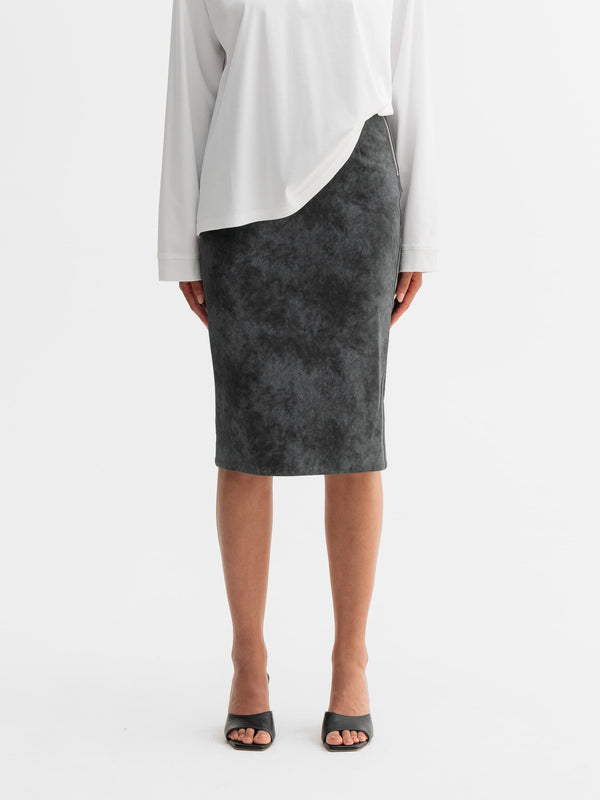 Model wearing Ahlvar Gallery Alila PU leather skirt in Dark grey