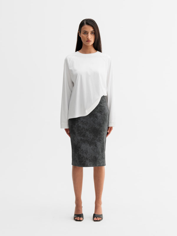 Model wearing Ahlvar Gallery Alila PU leather skirt in Dark grey