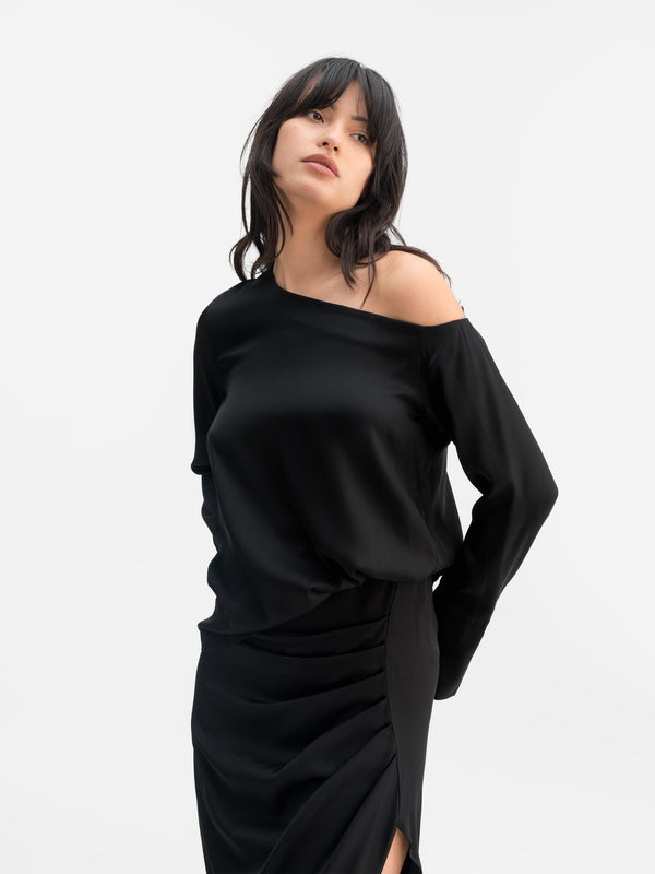 Model wearing Ahlvar Gallery Chiney silk blouse black