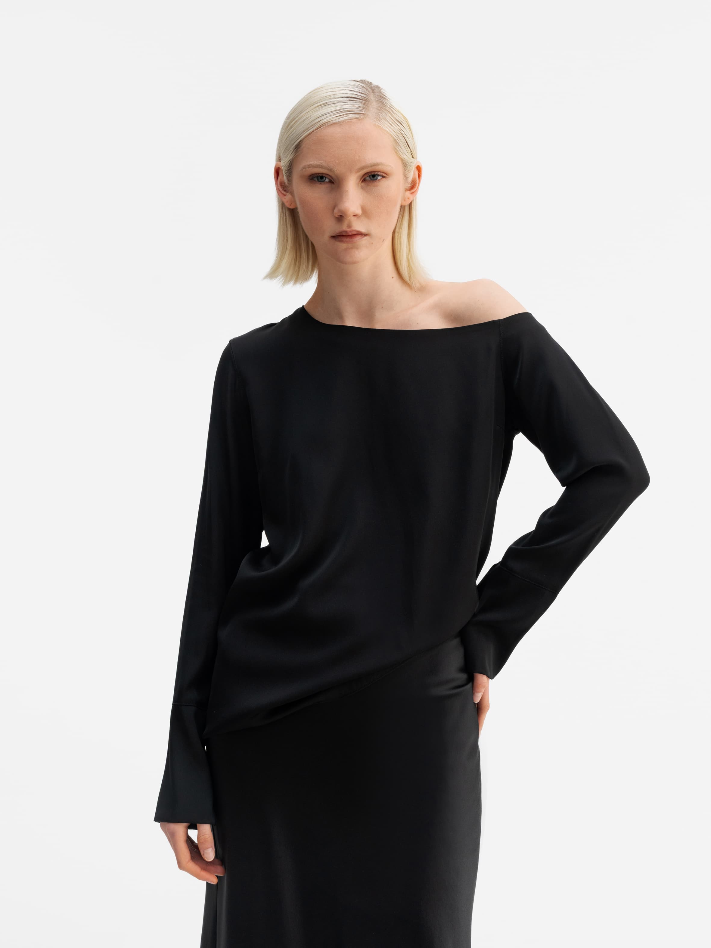 Model wearing Ahlvar Gallery Chiney silk blouse black