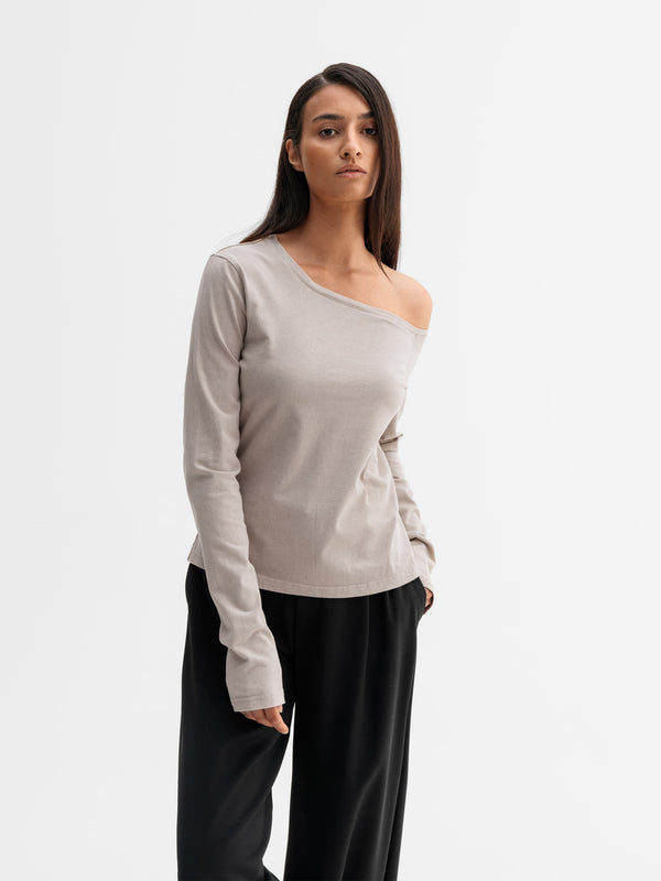 Model wearing Ahlvar Gallery Chiney jersey blouse in Washed greige