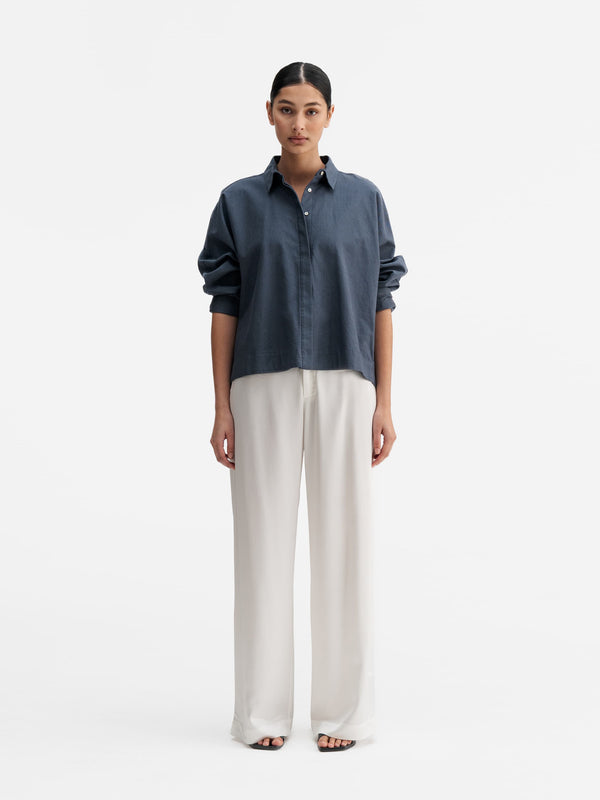 Model wearing Ahlvar Gallery Gigi oxford shirt blue grey