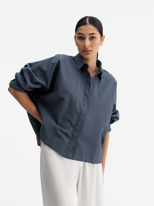 Model wearing Ahlvar Gallery Gigi oxford shirt blue grey