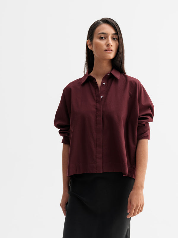 Model wearing Ahlvar Gallery Gigi oxford shirt in Burgundy