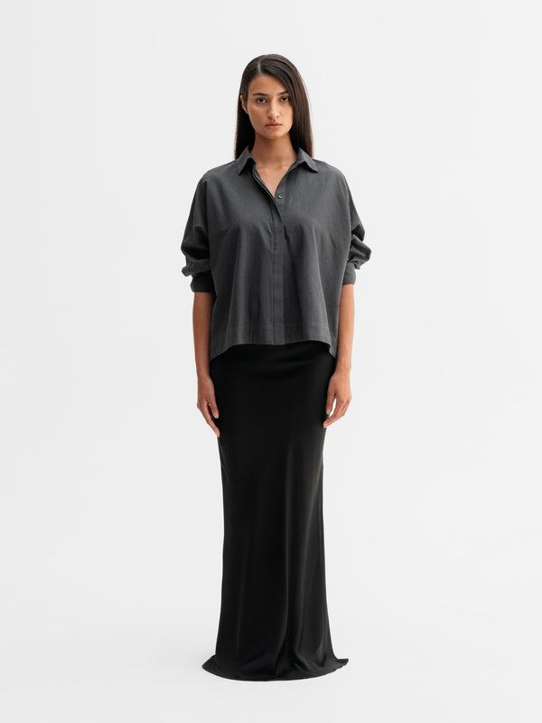 Model wearing Ahlvar Gallery Gigi oxford shirt in Dark grey
