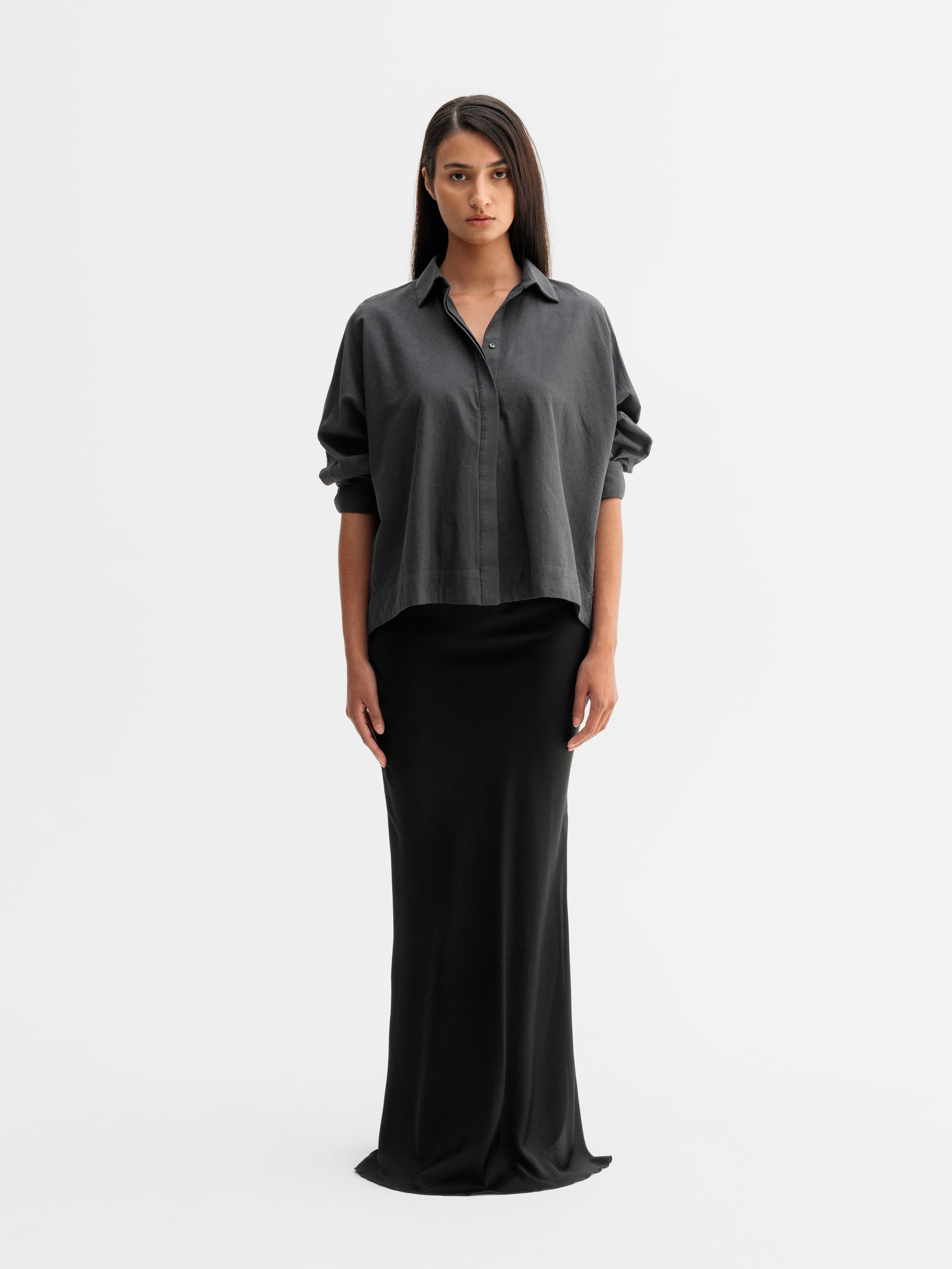 Model wearing Ahlvar Gallery Gigi oxford shirt in Dark grey