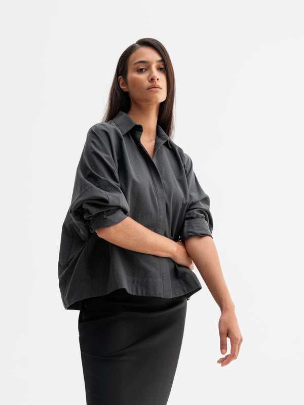 Model wearing Ahlvar Gallery Gigi oxford shirt in Dark grey