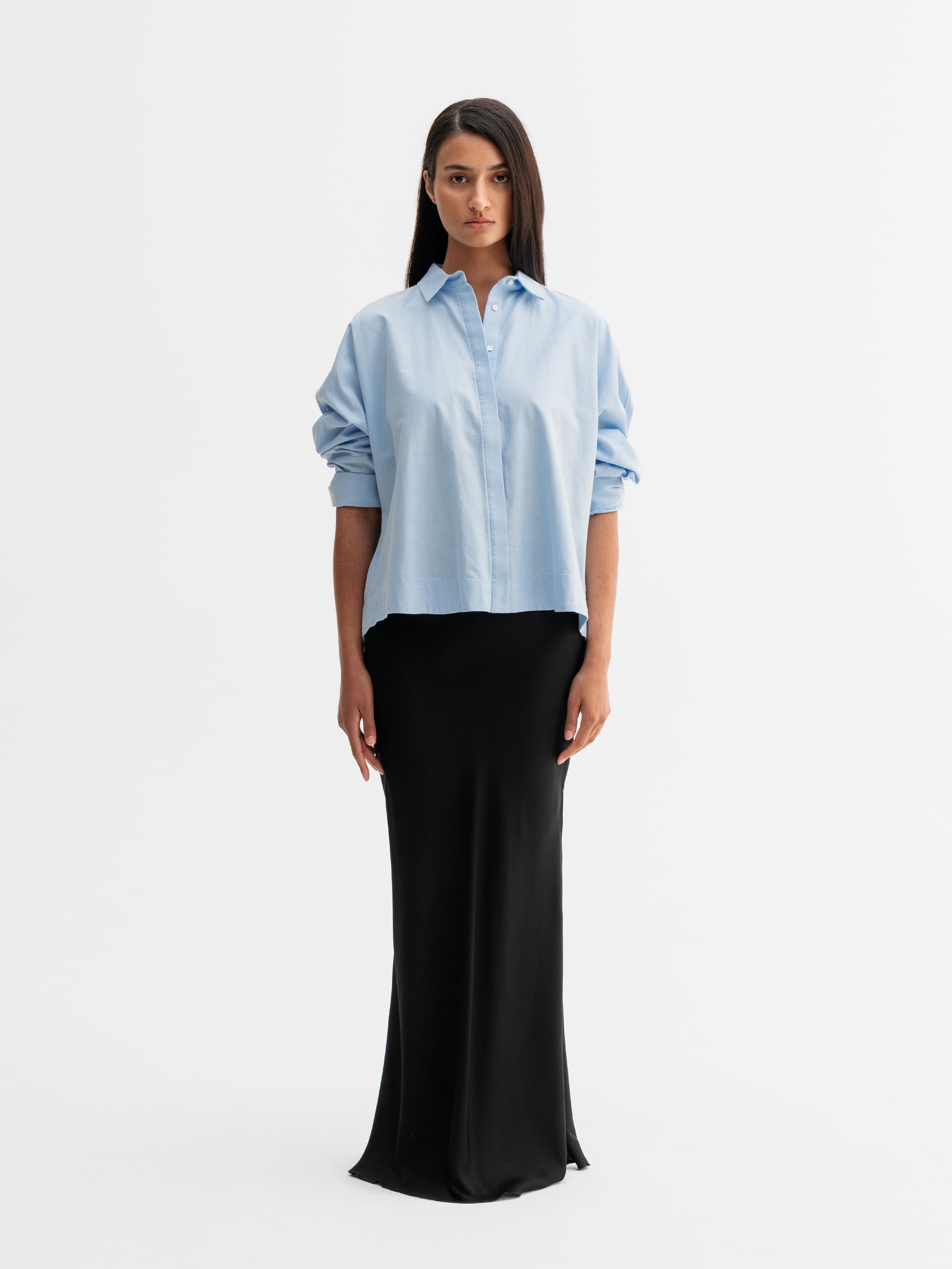 Model wearing Ahlvar Gallery Gigi oxford shirt in Light blue