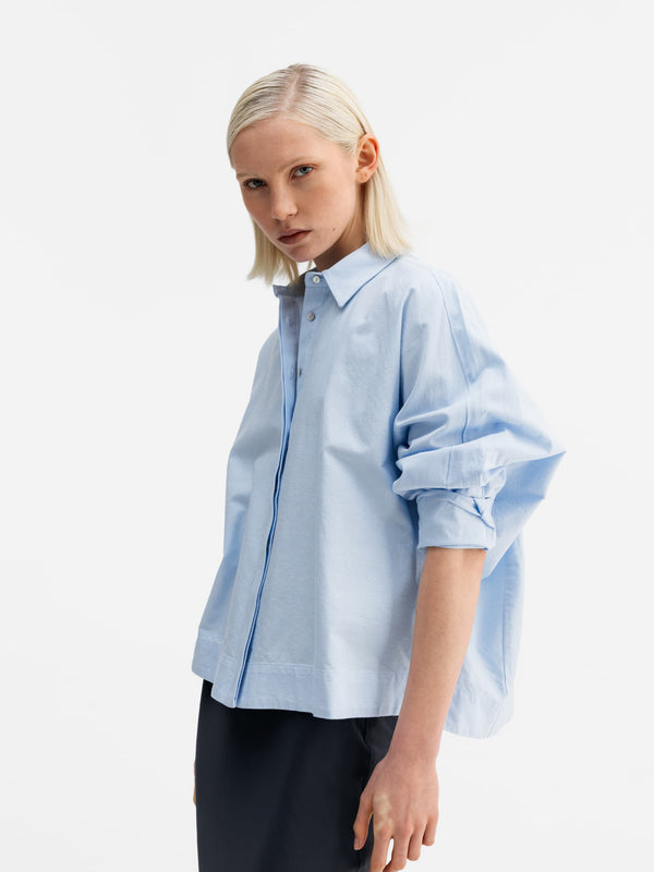 Model wearing Ahlvar Gallery Gigi oxford shirt light blue