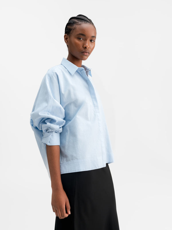 Model wearing Ahlvar Gallery Gigi oxford shirt light blue