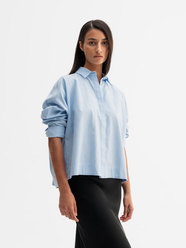 Model wearing Ahlvar Gallery Gigi oxford shirt in Light blue