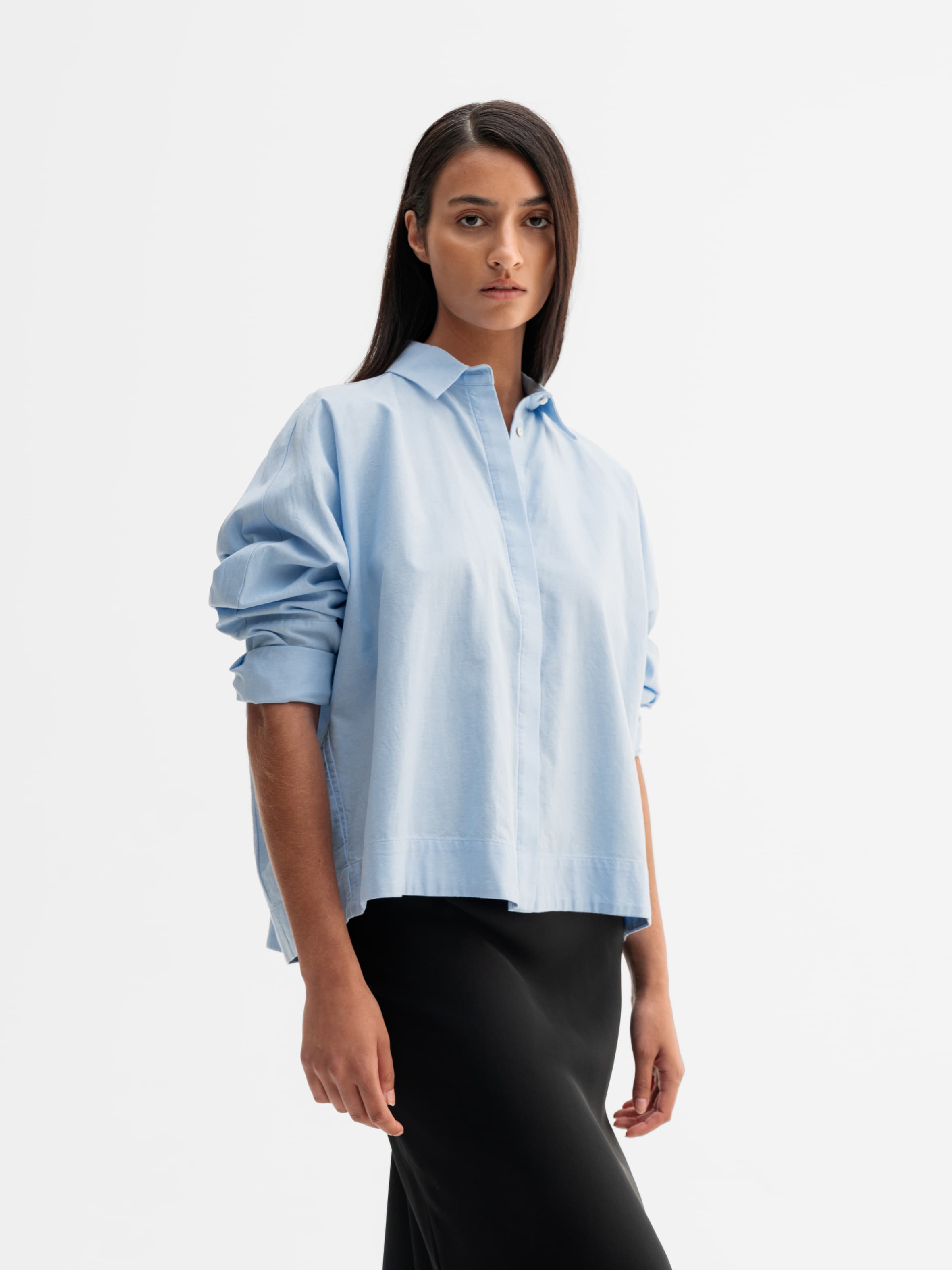 Model wearing Ahlvar Gallery Gigi oxford shirt in Light blue