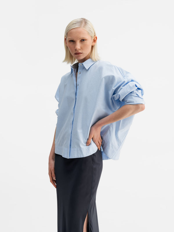 Model wearing Ahlvar Gallery Gigi oxford shirt light blue
