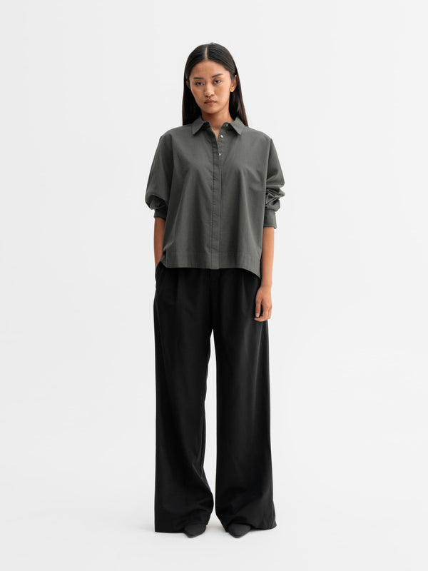 Model wearing Ahlvar Gallery Gigi oxford shirt in Wood