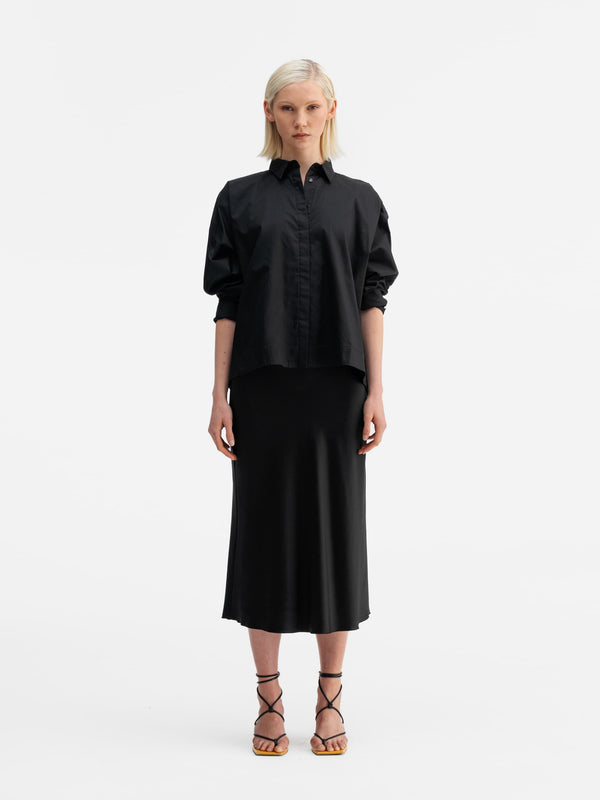 Model wearing Ahlvar Gallery Gigi shirt black