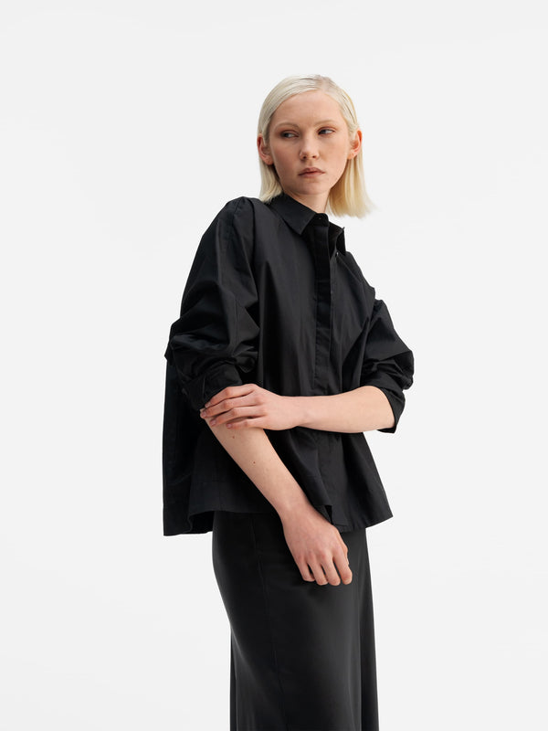 Model wearing Ahlvar Gallery Gigi shirt black