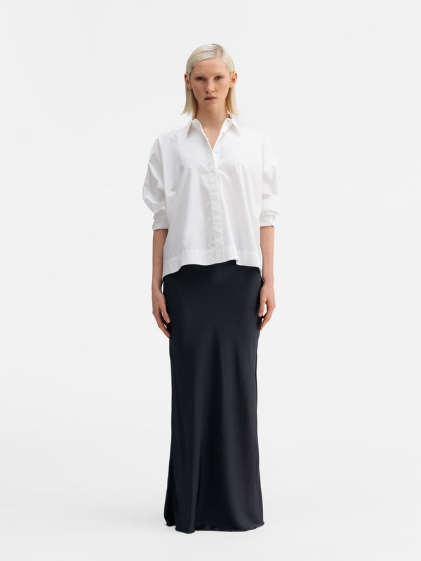 Model wearing Ahlvar Gallery Gigi shirt white