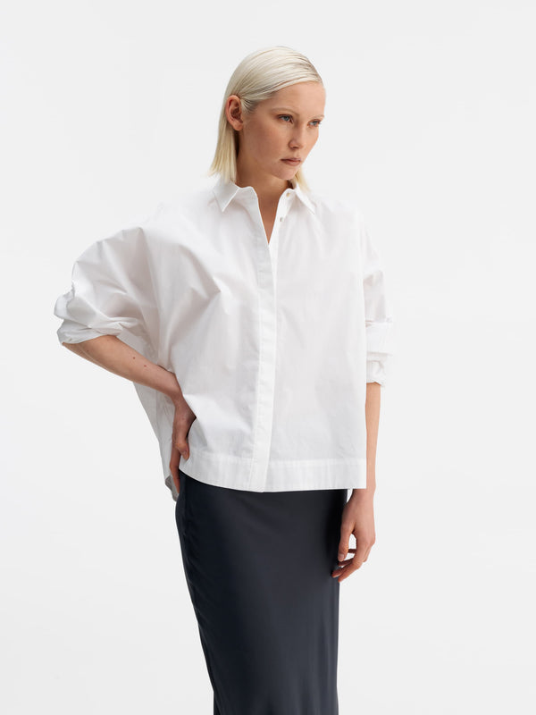 Model wearing Ahlvar Gallery Gigi shirt white