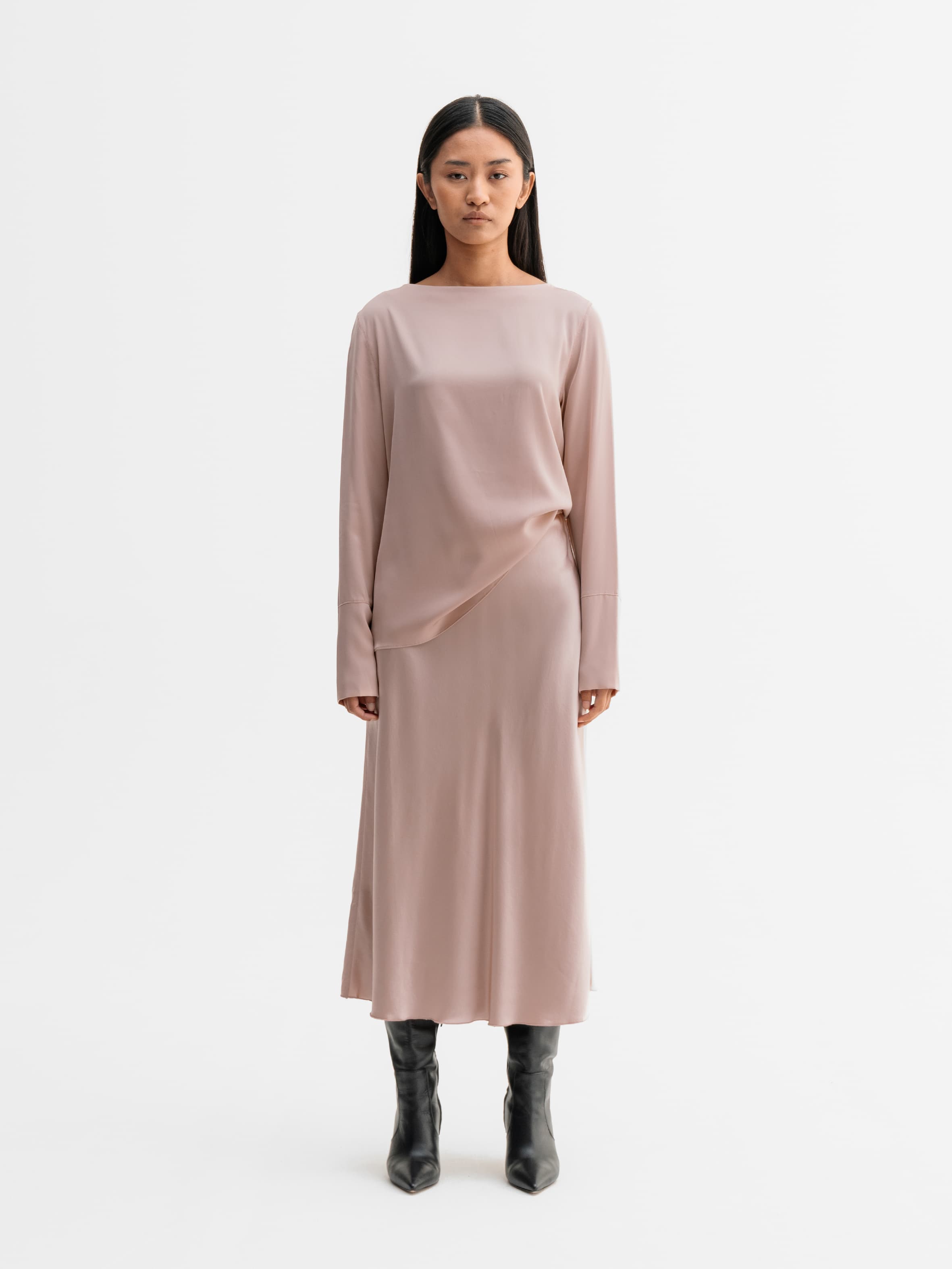 Model wearing Ahlvar Gallery Hana satin silk skirt in Dusty pink
