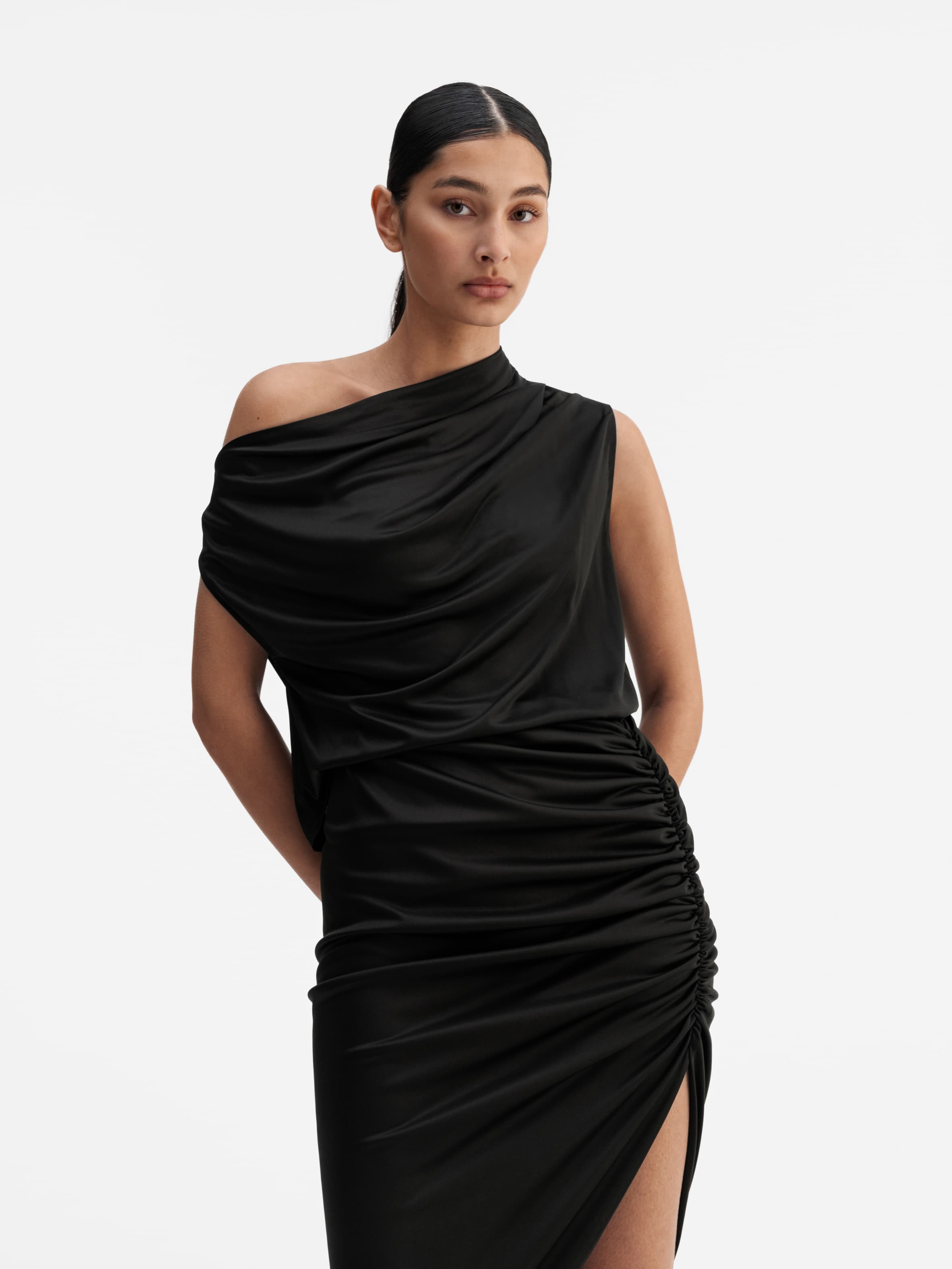 Model wearing Ahlvar Gallery Hema jersey skirt black