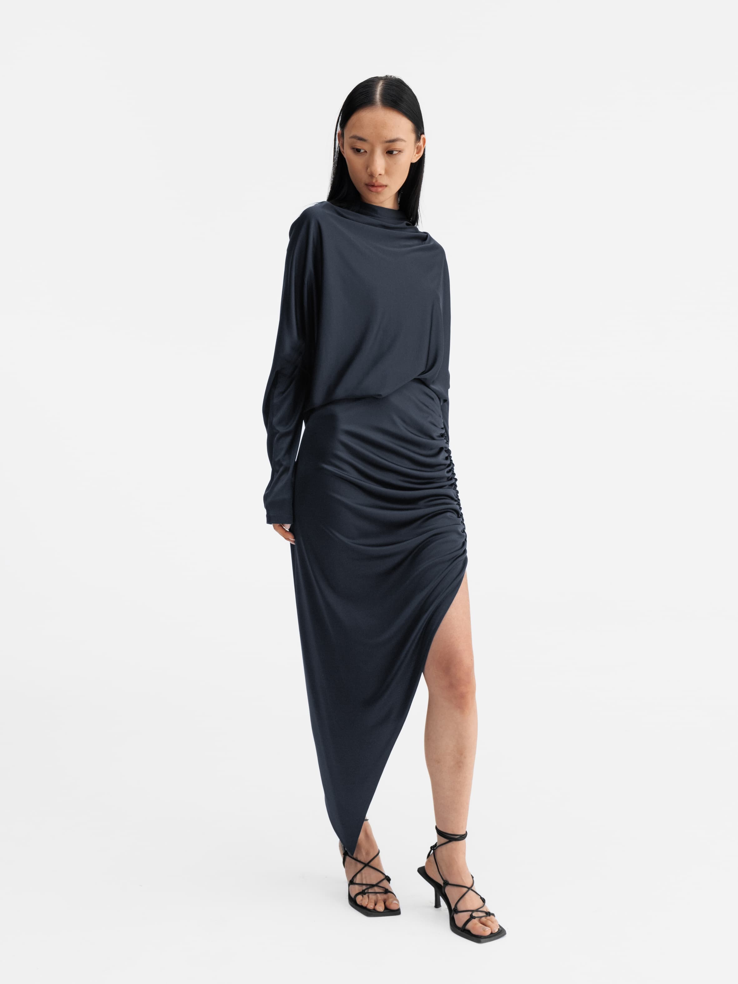 Model wearing Ahlvar Gallery Hema jersey skirt blue grey
