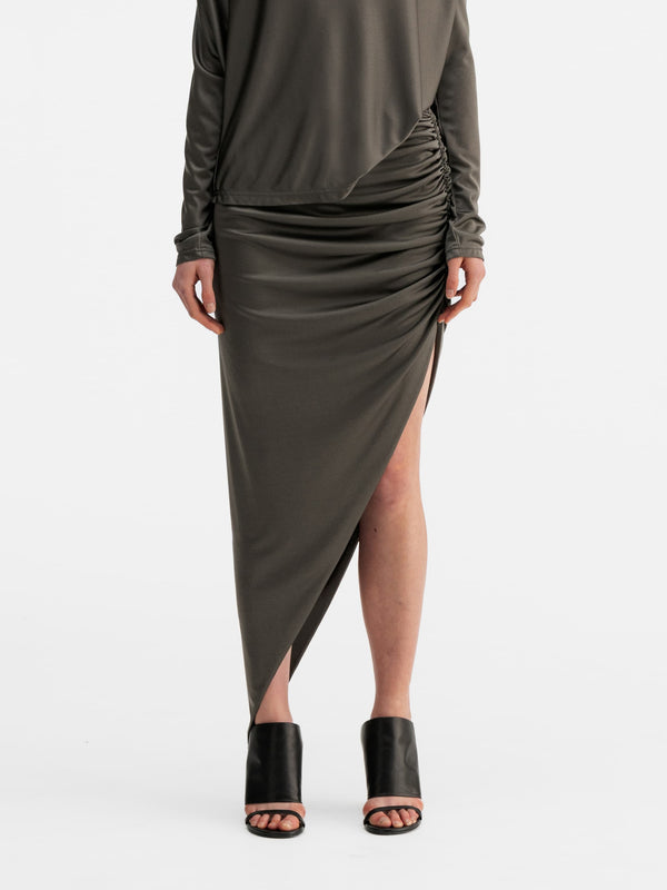 Model wearing Ahlvar Gallery Hema jersey skirt light military