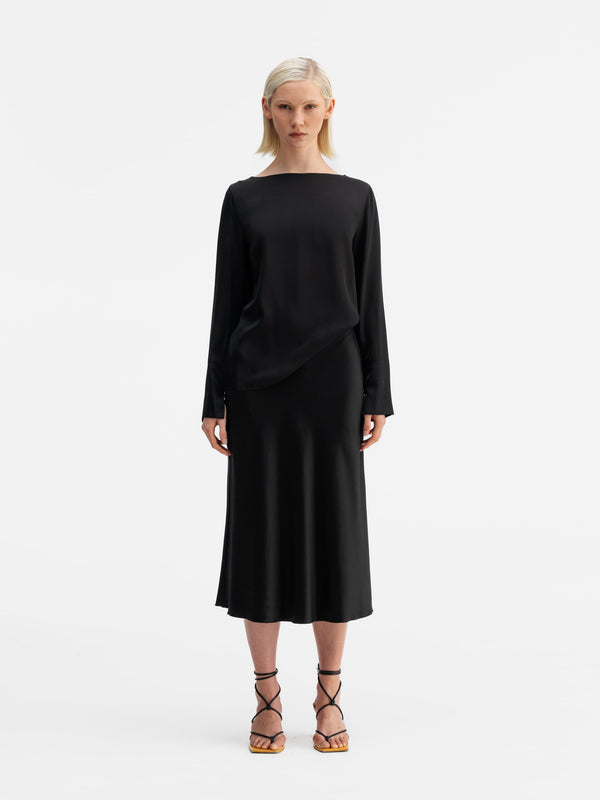 Model wearing Ahlvar Gallery Kelly silk blouse black