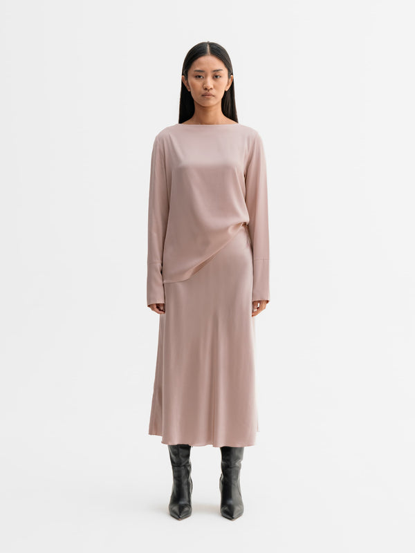 Model wearing Ahlvar Gallery Kelly silk blouse in Dusty pink