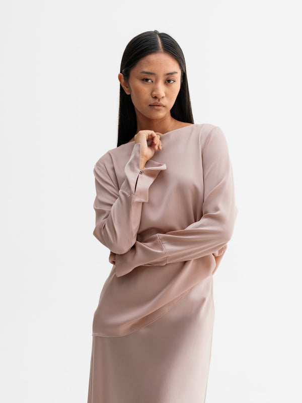 Model wearing Ahlvar Gallery Kelly silk blouse in Dusty pink