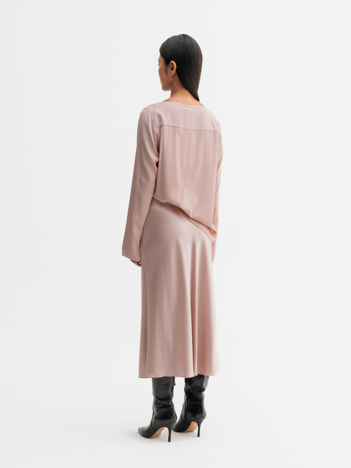 Back view of Ahlvar Gallery Kelly silk blouse in Dusty pink