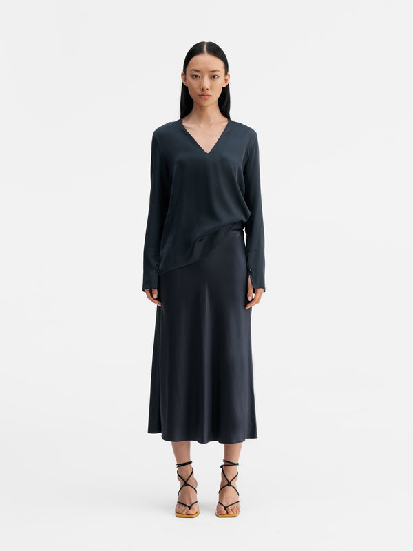 Model wearing Ahlvar Gallery Kelly v-neck silk blouse blue grey
