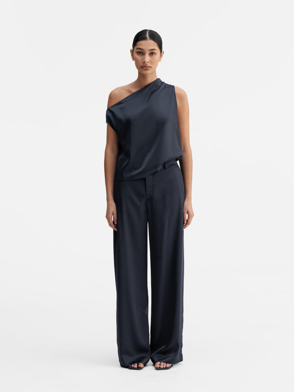 Model wearing Ahlvar Gallery Lacy satin tank blue grey