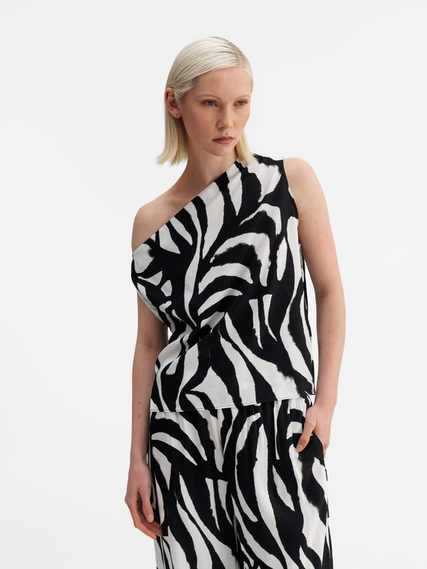 Model wearing Ahlvar Gallery Lacy zebra tank white