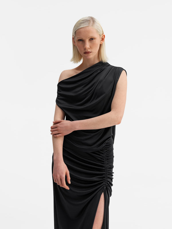Model wearing Ahlvar Gallery Lana jersey tank black