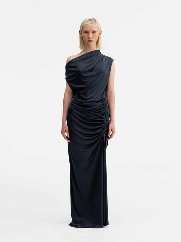 Model wearing Ahlvar Gallery Maya jersey skirt blue grey