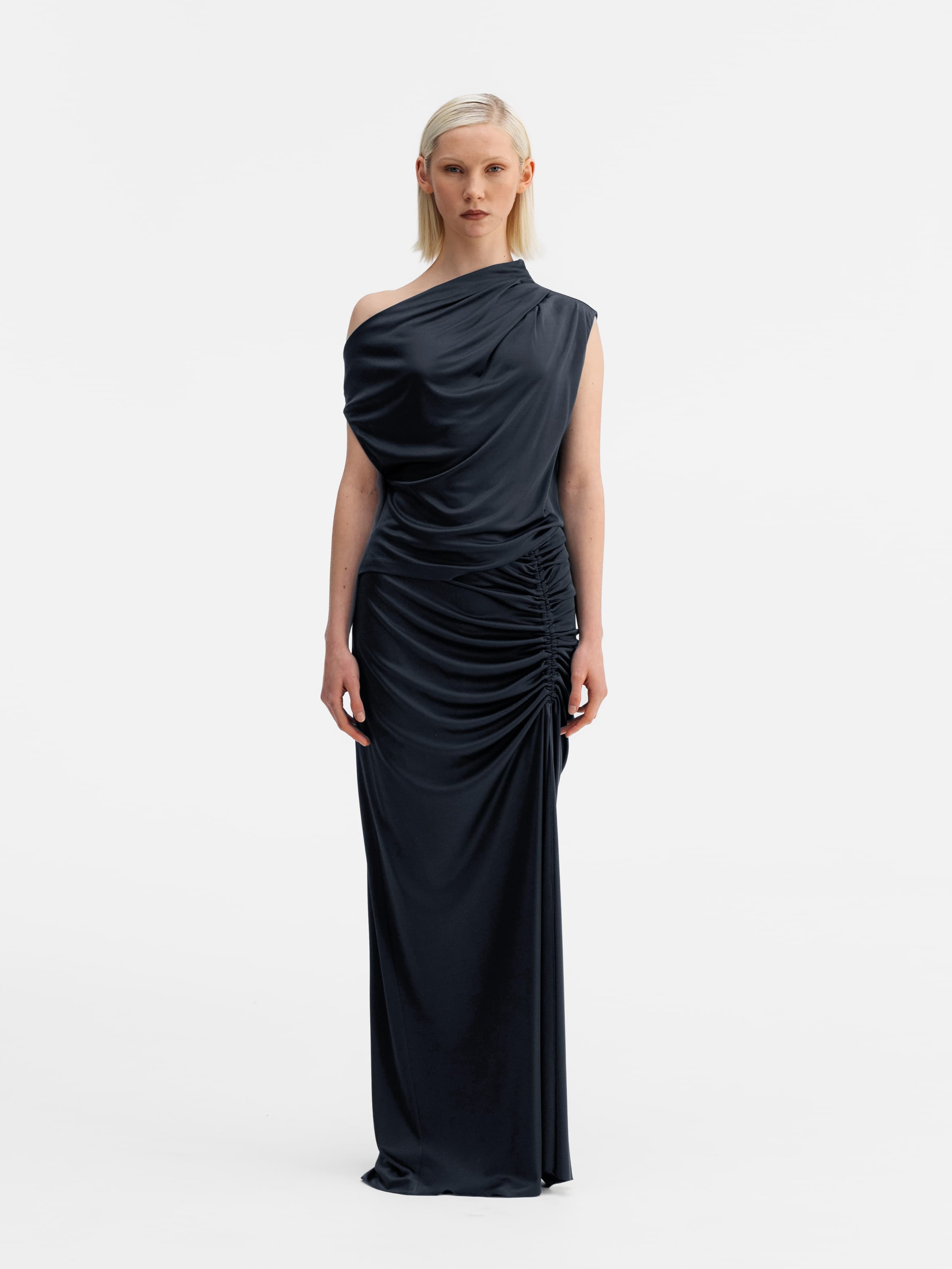 Model wearing Ahlvar Gallery Maya jersey skirt blue grey