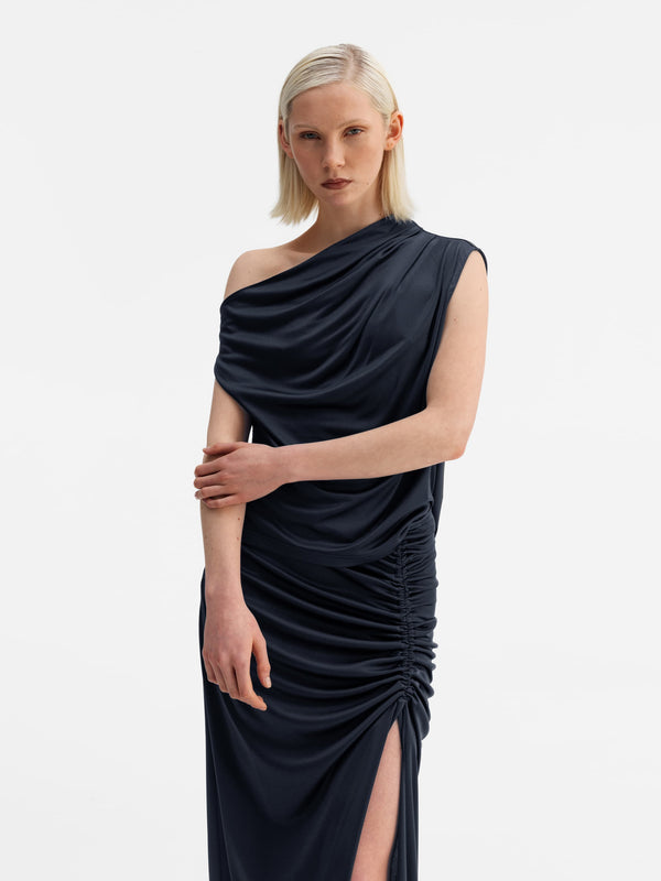 Model wearing Ahlvar Gallery Maya jersey skirt blue grey