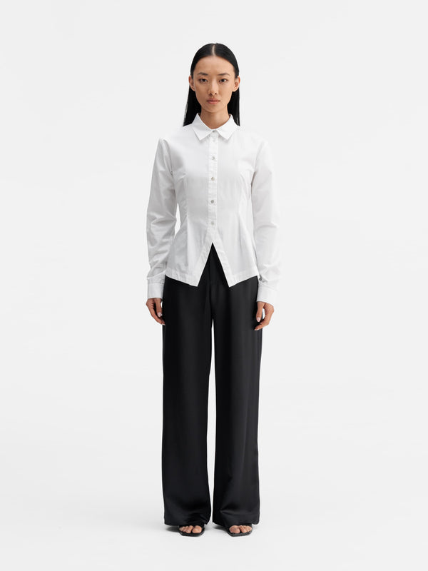 Model wearing Ahlvar Gallery Leia shirt white