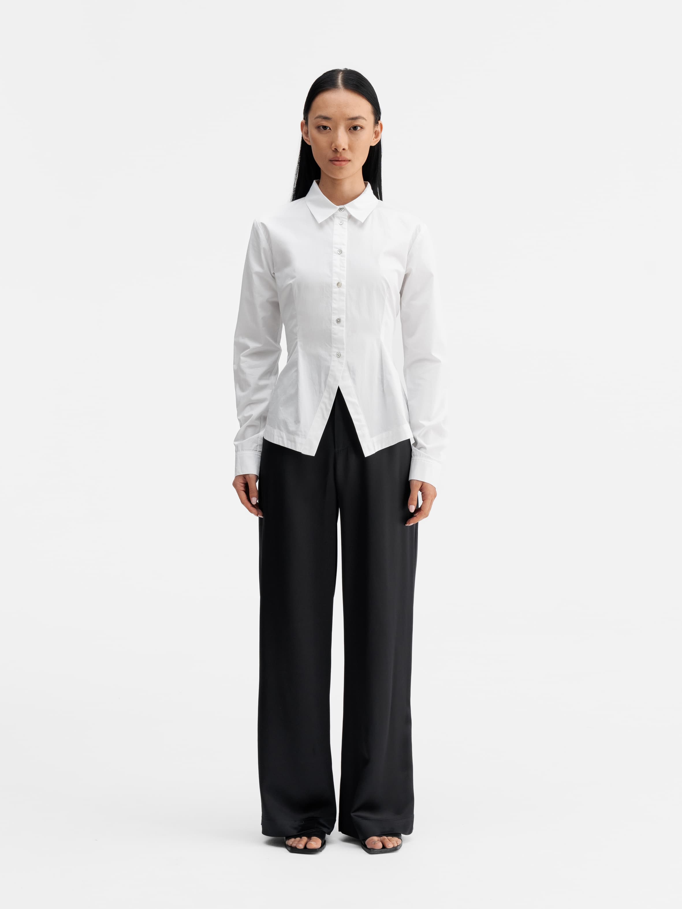 Model wearing Ahlvar Gallery Leia shirt white