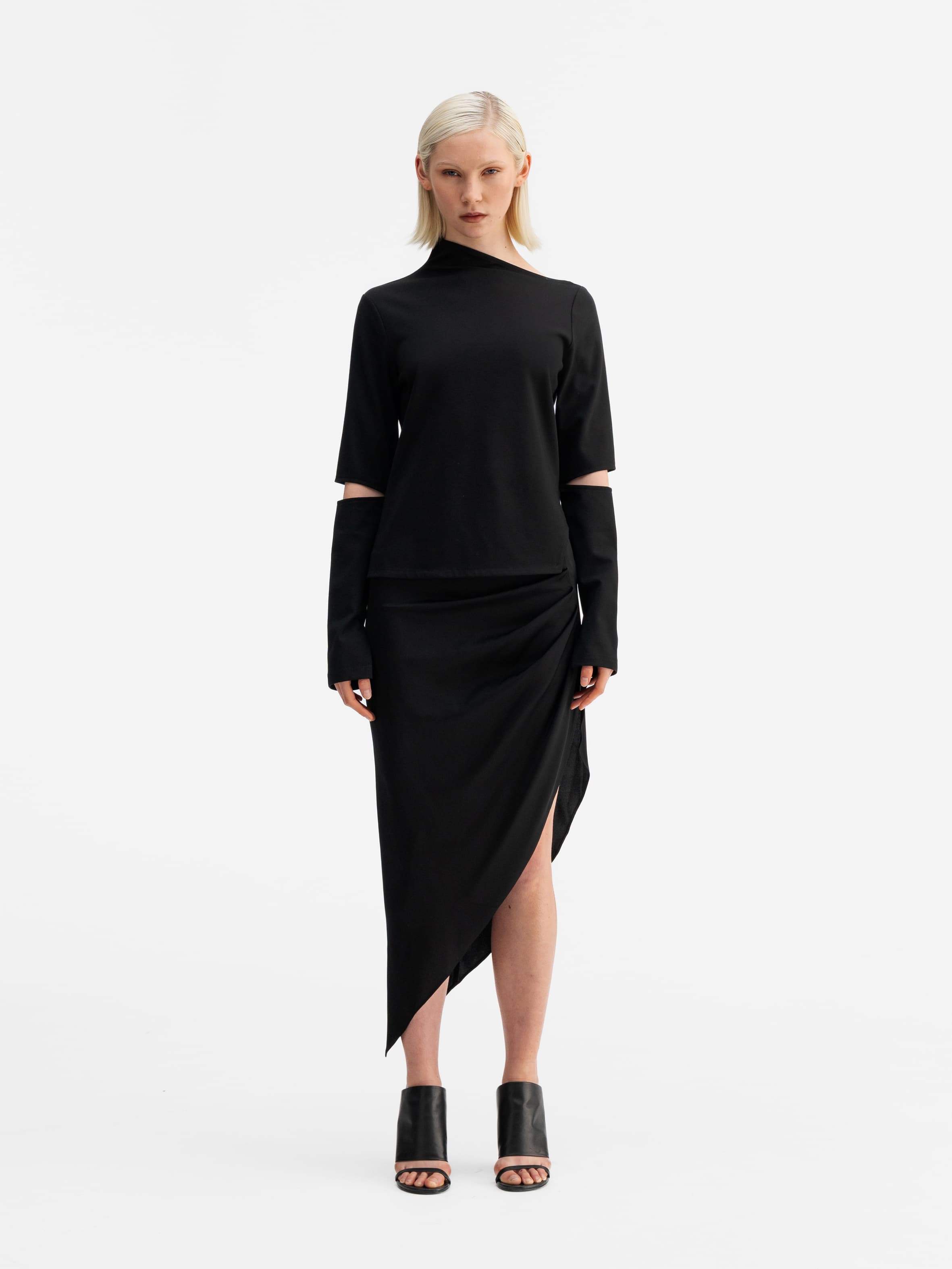 Model wearing Ahlvar Gallery Lilo LS tee black