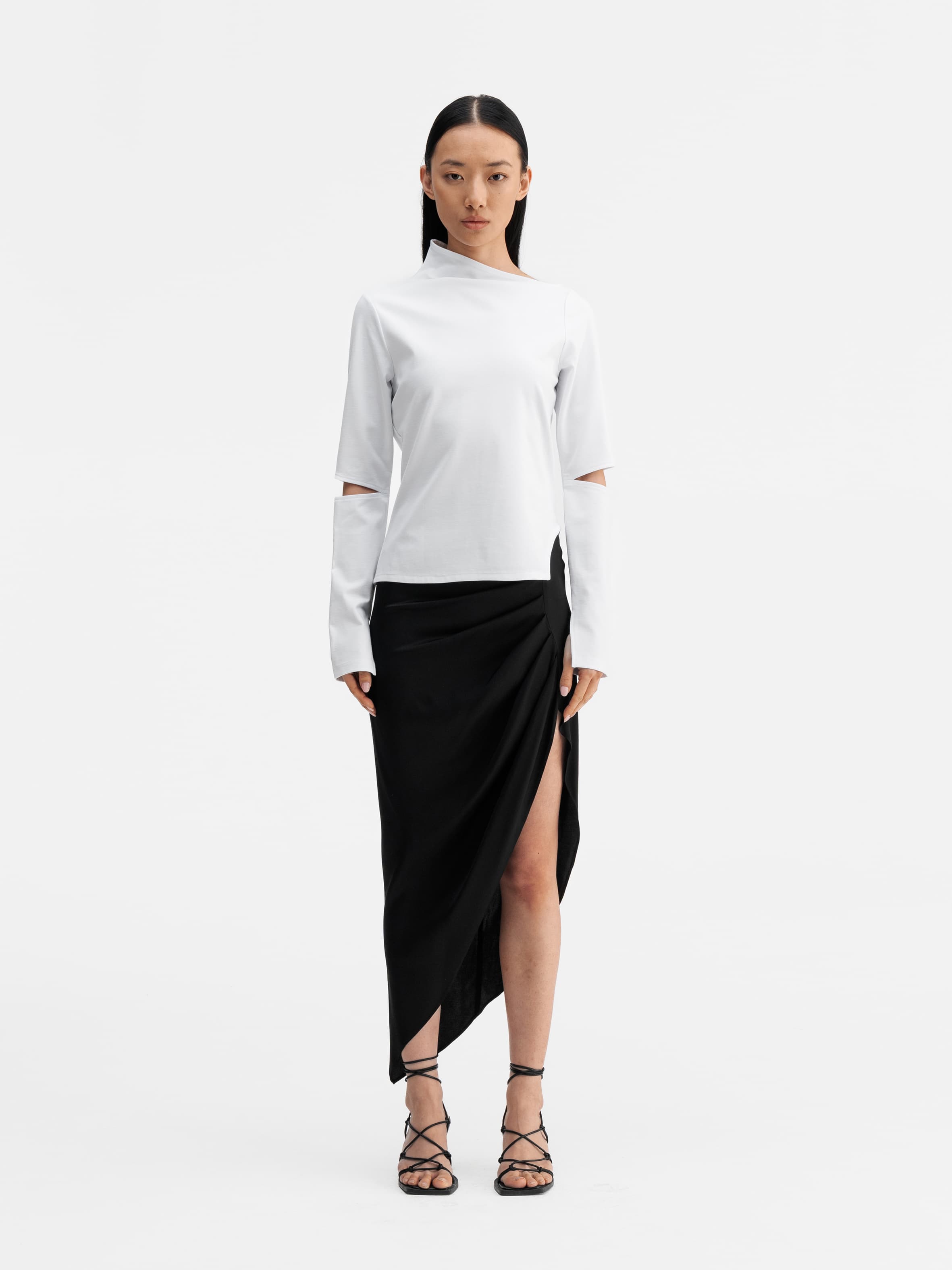 Model wearing Ahlvar Gallery Lilo LS tee white