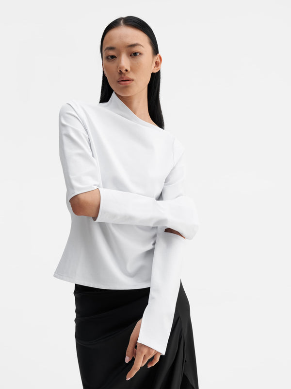 Model wearing Ahlvar Gallery Lilo LS tee white