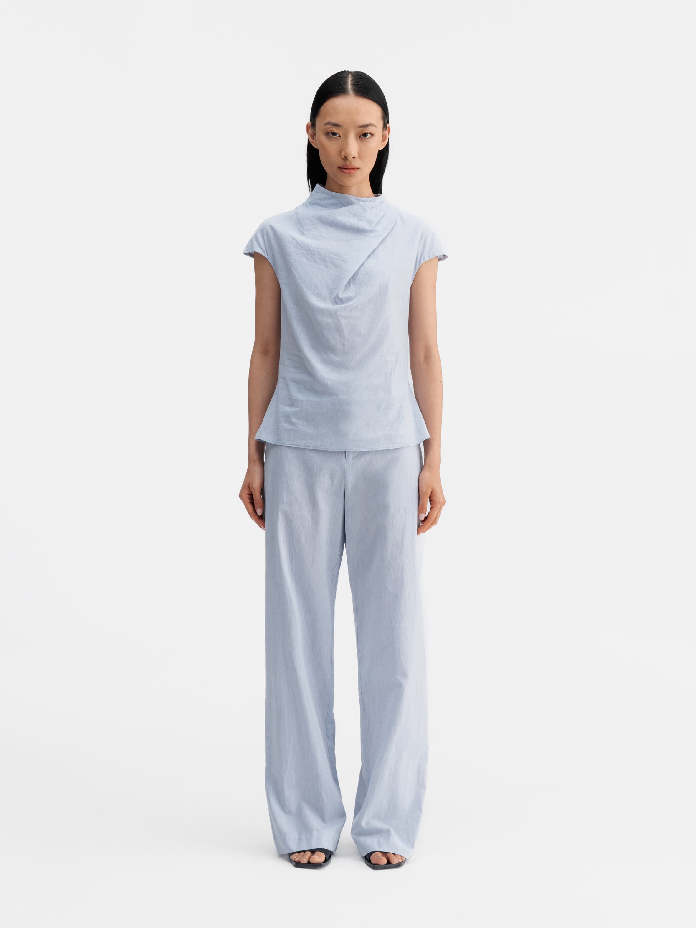 Model wearing Ahlvar Gallery Lima linen top denim blue