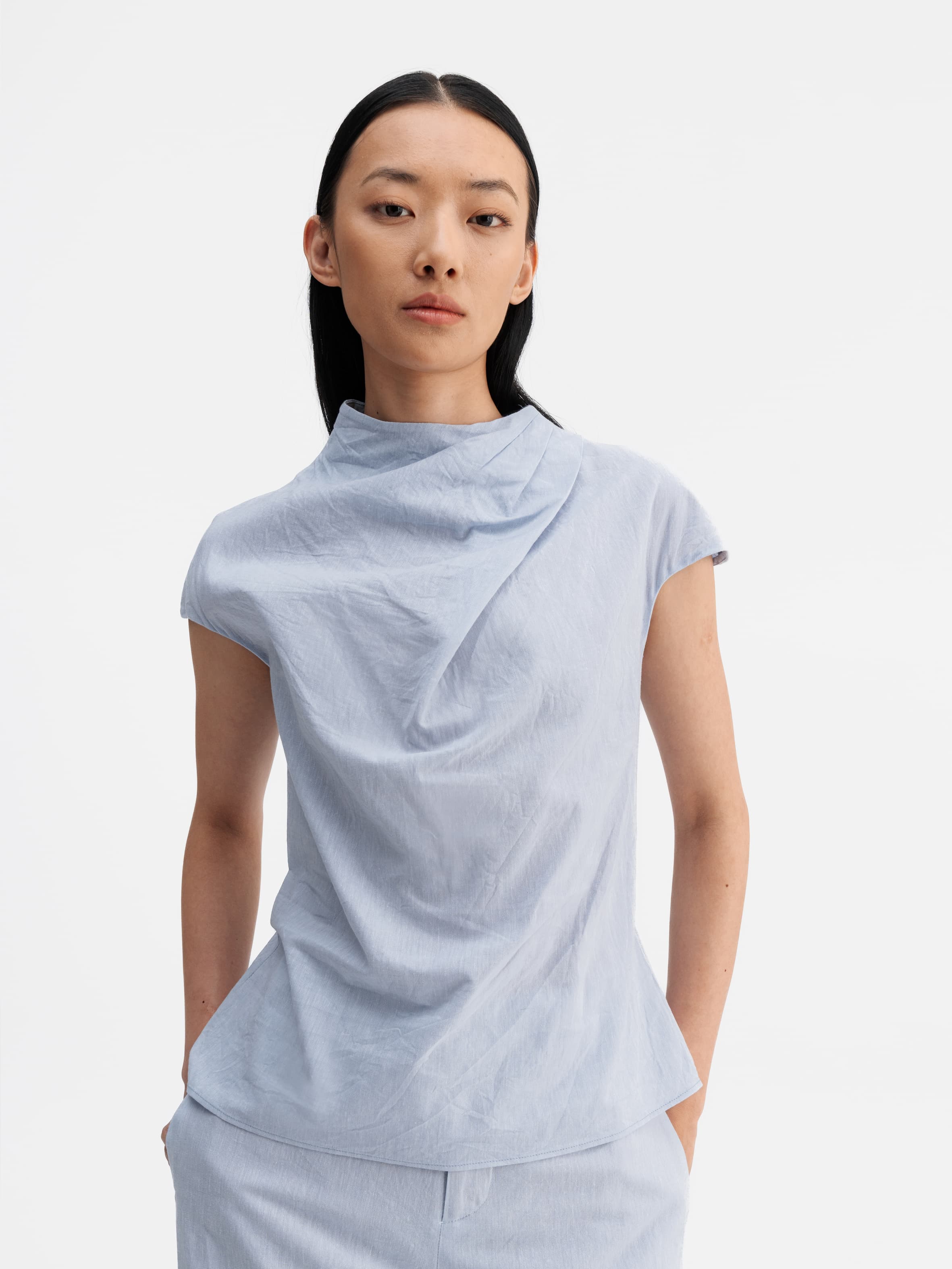Model wearing Ahlvar Gallery Lima linen top denim blue