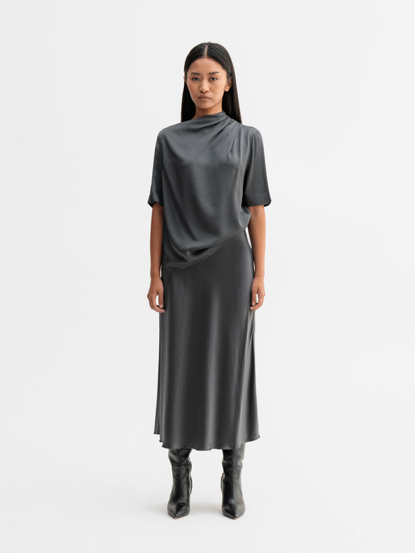 Model wearing Ahlvar Gallery Lima silk tee in Dark grey