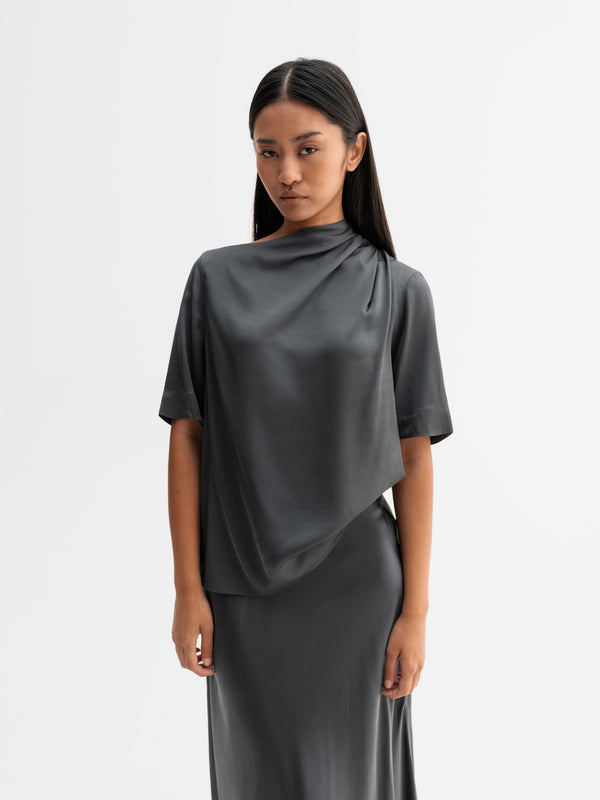 Model wearing Ahlvar Gallery Lima silk tee in Dark grey