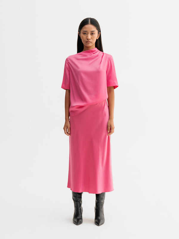 Model wearing Ahlvar Gallery Lima silk tee in Pink