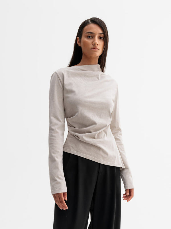 Model wearing Ahlvar Gallery Lizi LS jersey tee in Washed greige