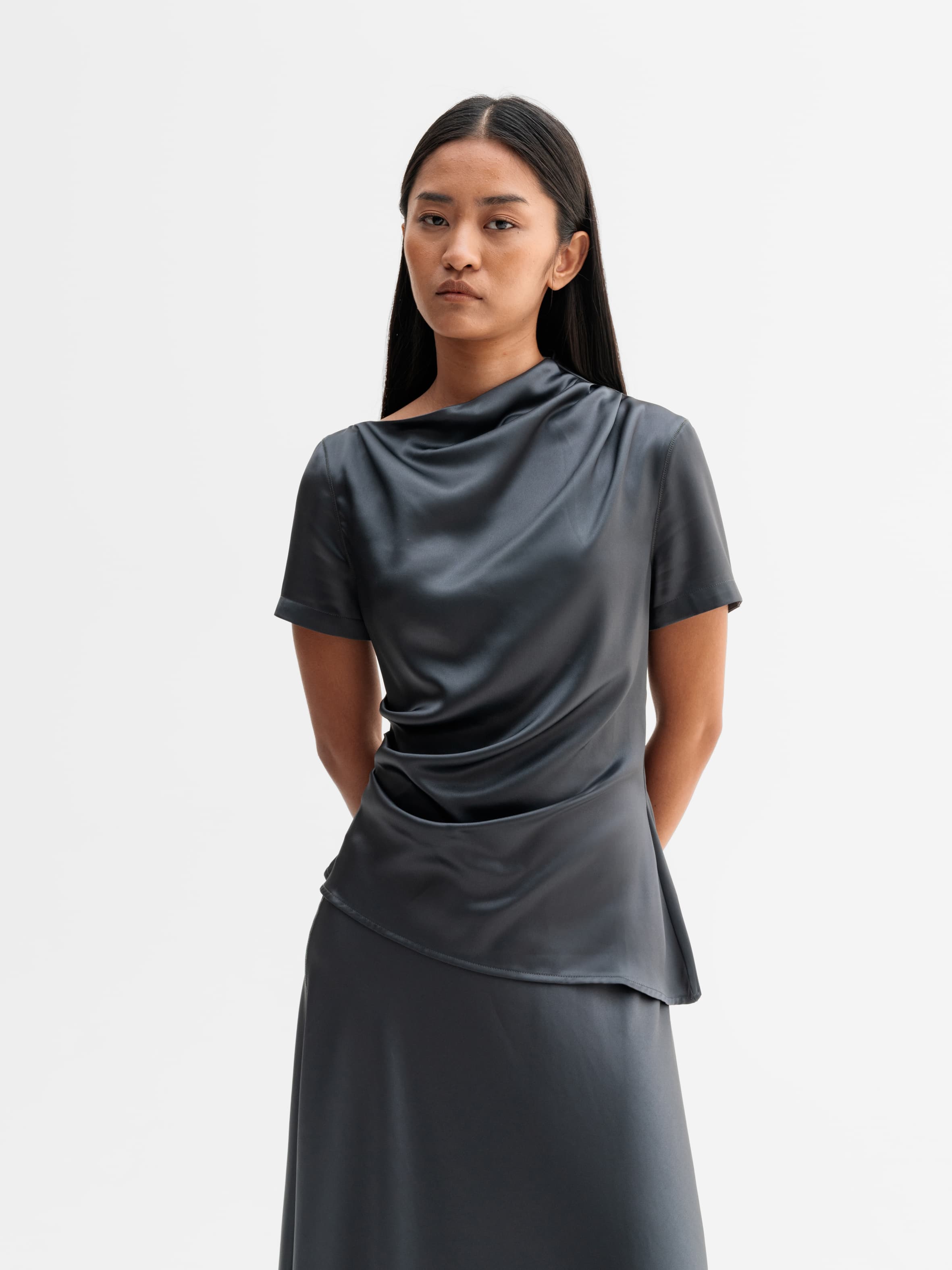 Lizi satin tee dark grey