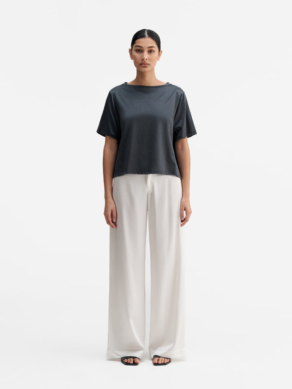 Model wearing Ahlvar Gallery Lola jersey tee dark grey
